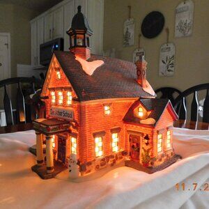 Heartland Valley Village School Glen Arbor Deluxe  (Porcelain Lighted piece)